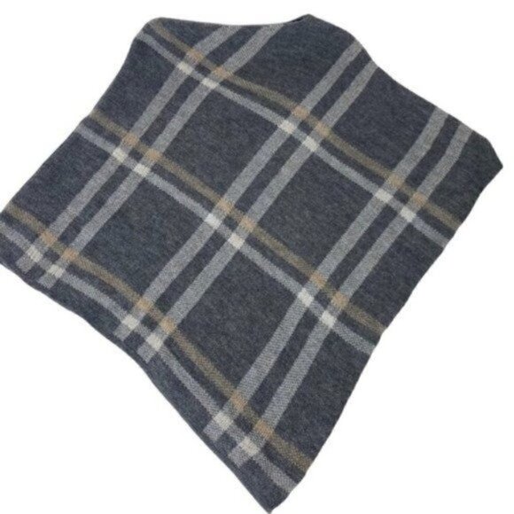 Nardi & Tagliaferri made in Italy poncho shrug 26” X 23” - Picture 4 of 7